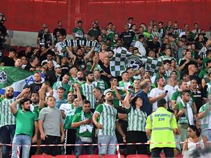 וקיבלה תמיכה מ-1,500 ירוקים שנסעו עד פיראוס (האתר הרשמי של מכבי חיפה)