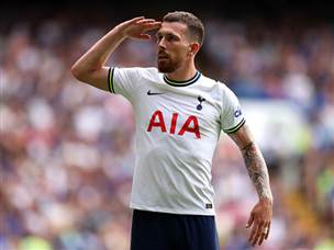 איזן עם בעיטה גדולה מרחוק. הוייביירג (GETTY)