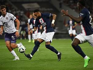 ניימאר מבקיע את השער הראשון (Getty)