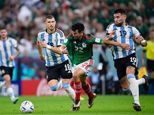 הלחץ גבר והכדור של מקסיקו התקרב לשער (GETTY)