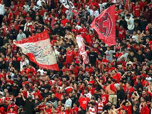 הקהל האדום ניסה לדחוף את שחקניו בפתח תקווה (אלן שיבר)