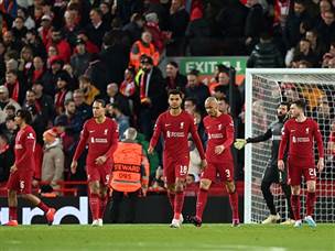 הנפילה הייתה כואבת. שחקני ליברפול ההמומים (GETTY)