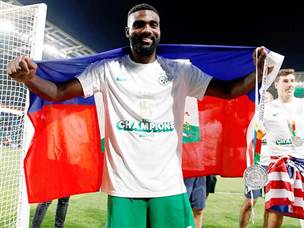 פיירו סיים עונה עם חיוך ודגל האיטי (צילום: אלן שיבר)