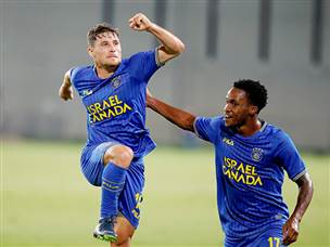 במחצית השנייה קניקובסקי הצטרף לחגיגה (צילום: אלן שיבר)