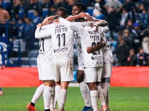 חדרה מביטה קדימה (קובי אליהו)