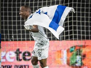 מנשה זלקה חוגג עם הדגל