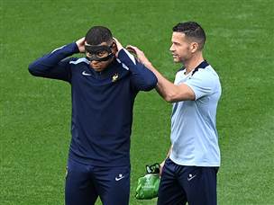 אמבפה ניסה את המסיכה החדשה (GETTY)