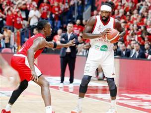 משחק נהדר והפכפך התפתח בארנה (אלן שיבר)