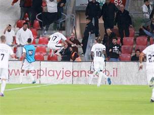 אך ראה את האורחת חוזרת משום מקום (קובי אליהו)