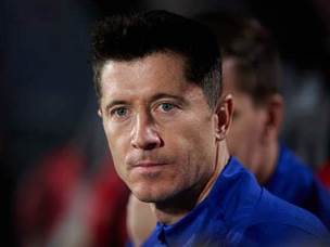 נותר על הספסל הערב. לבנדובסקי (GETTY)