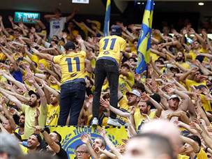 אוהדי מכבי ת“א חוגגים (אלן שיבר)