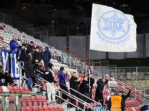 אוהדי פ“ת יכולים להיות אופטימיים (צילום: קובי אליהו)