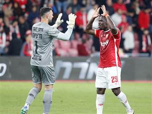 רק שני משחקים מהגביע הרביעי של המועדון (צילום: אלן שיבר)