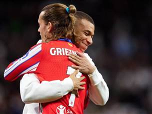 חיבוק צרפתי לפני המשחק (GETTY)