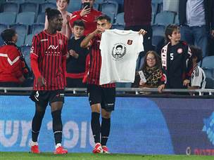 אבל גם חוזז זוכר מה חשוב באמת (צילום: דני מרון)