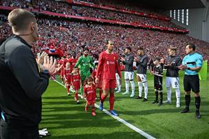 המשחק נפתח עם מחיאות כפיים של ארסנל לאלופה הנכנסת (Getty)