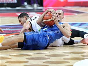 פלטין, שנחתך בגבה, פתח את החצי השני וסייע (צילום: אלן שיבר)