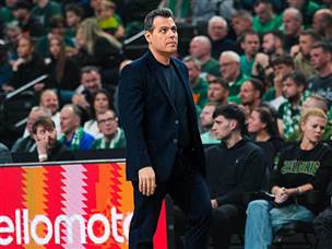 איטודיס בבעיה (צילום: הפועל ת“א)