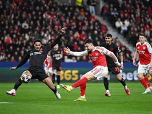 אך כל שהתותחנים פגשו היה המשקוף (Photo by Stuart MacFarlane/Arsenal FC via Getty Images)