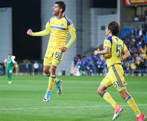 מיכה חוגג עם בניון את השני. מחצית עם קבוצה אחת על המגרש (דני מרון)