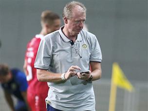 סטיב מקלארן צפה מהספסל (אלן שיבר)