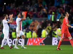 שחקני אולימפיאקוס הודו לאוהדים שהגיעו עד לספרד (getty)