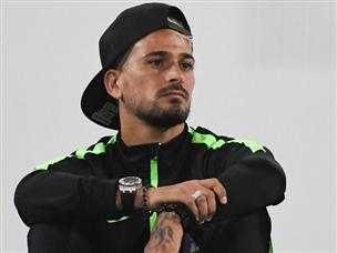 מאור בוזגלו נראה מודאג מאוד ביציע (צילום: סוכנות ג'יני)