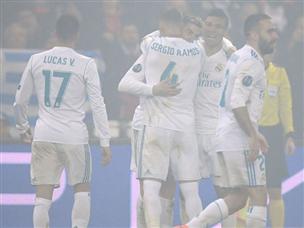 הספרדים חוגגים על רקע העשן הסמיך בפריז (getty)