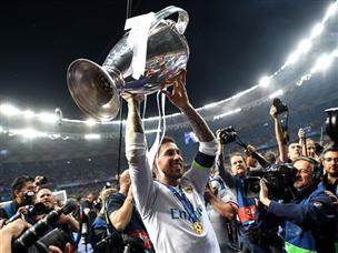 ראמוס הפך לקפטן הראשון מאז בקנבאואר שניצח שלושה גמרים במפעל (getty)