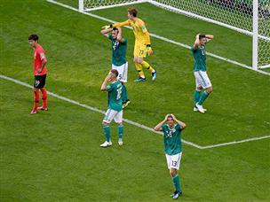 עם הראש בין הידיים (getty)