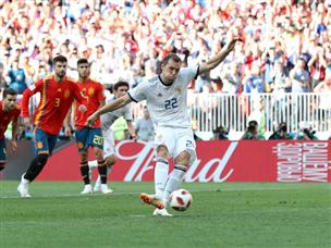 דזיובה תירגם את הפנדל לשוויון במחצית (getty)