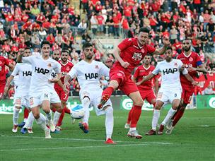 הופעת בכורה מוצלחת. ואלסקיס