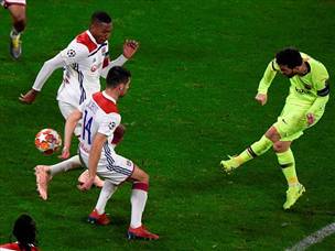 לא הסתדר עם הגנת ליון. מסי (UEFA)