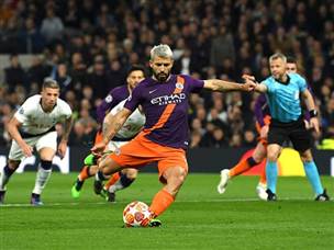 אגוארו ניגש לבעוט את הפנדל (getty, Mike Hewitt)