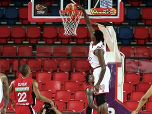 סטיבנס עולה לדאנק, משחק צמוד ומותח (אלן שיבר)