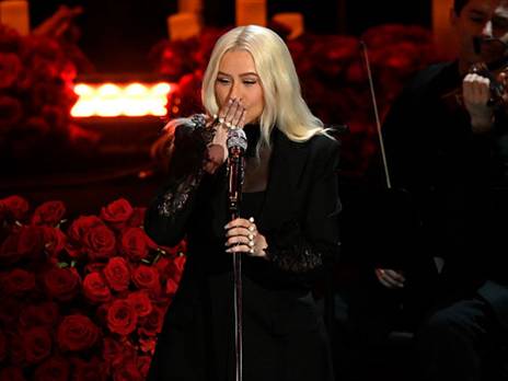 וכריסטינה אגילרה חתמה עם שיר נוגע לב (getty)
