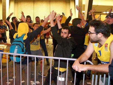 האוהדים שהגיעו המתינו זמן רב. (אלן שיבר)