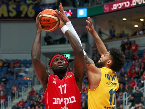 דורסי מנסה לעצור את בריימו. אייכה? (אלן שיבר)