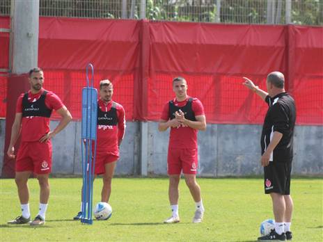 קלינגר מסביר. במרחק של שני מטרים (דוברות הפועל ת"א)