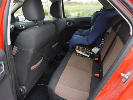 שני מושבי בטיחות נכנסים בלי בעיות. זה לא משאיר מקום באמצע לנוסע נוסף אלא אם כן הוא ממש קטן. חבל שאין תאורת תקרה כי בלילה קשה להבין מה קורה שם. המזגן צריך לעבוד קשה מאוד בקיץ כדי לקרר את הנוסעים מאחור