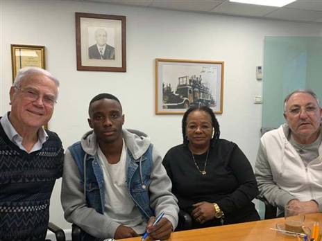 עם אימו, שחר וג'קי דהאן בחתימת החוזה (האתר הרשמי)