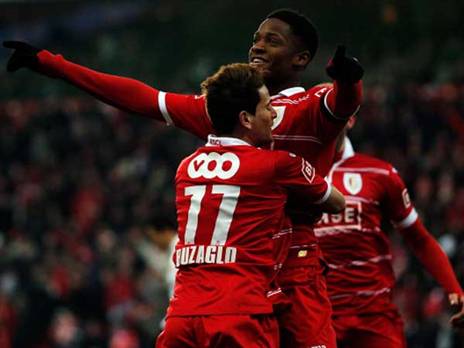 בוזגלו עם באטשוואי בבלגיה (getty)