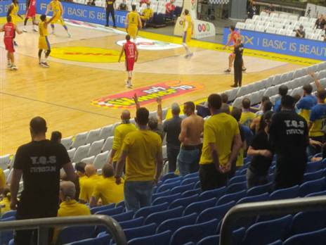 אוהדי מכבי ת"א נכנסו להיכל מנורה. מבוא לבלאגן