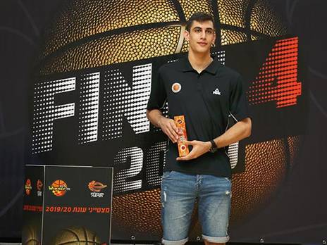 דוברת. תגלית העונה (אלן שיבר)