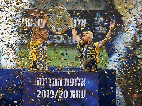 חמש אליפויות וגביע אחד. ייני בפוזה אופיינית (צילום: אלן שיבר)