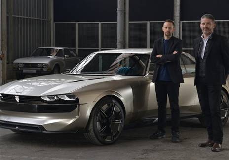 וידאל מימין ומתיאס חסן משמאל ליד מכונית הקונספט פיג'ו E לג'נד. העברת הלפיד