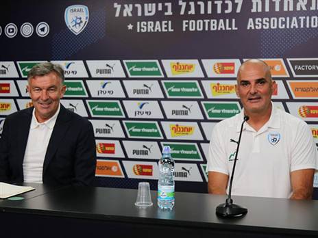 דאגה בקרב ראשי הנבחרת. רוטנשטיינר וחזן (באדיבות ההתאחדות לכדורגל)