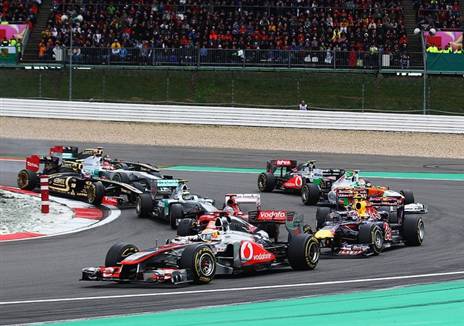 כמעט עשר שנים אחורה. מירוץ הפורמולה 1 בנורבורגרינג, 24 ביולי 2011. לואיס המילטון מוביל במקלארן (צילום: Getty)