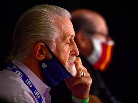 בעוד שבועיים, ריילי יצפה באחת היצירות שלו מניפה גביע (Getty)