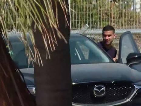 גורדנה יוצא עם רכבו מהמתחם